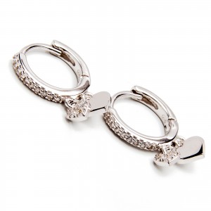 Srebrne kolczyki kółka z zawieszkami serduszka