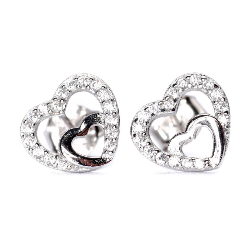 Srebrne kolczyki otulone serca