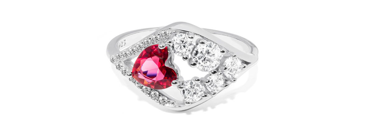 srebrny-pierscionek-milosne-serce