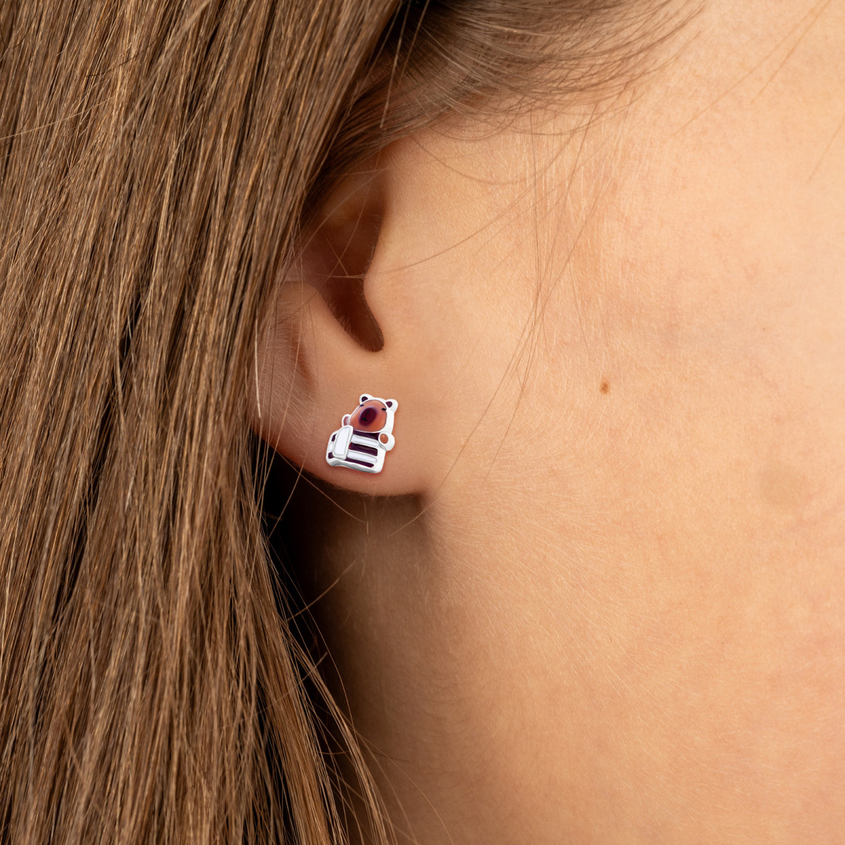 srebrne-kolczyki-świąteczna-kapibara-ucho-zimowa