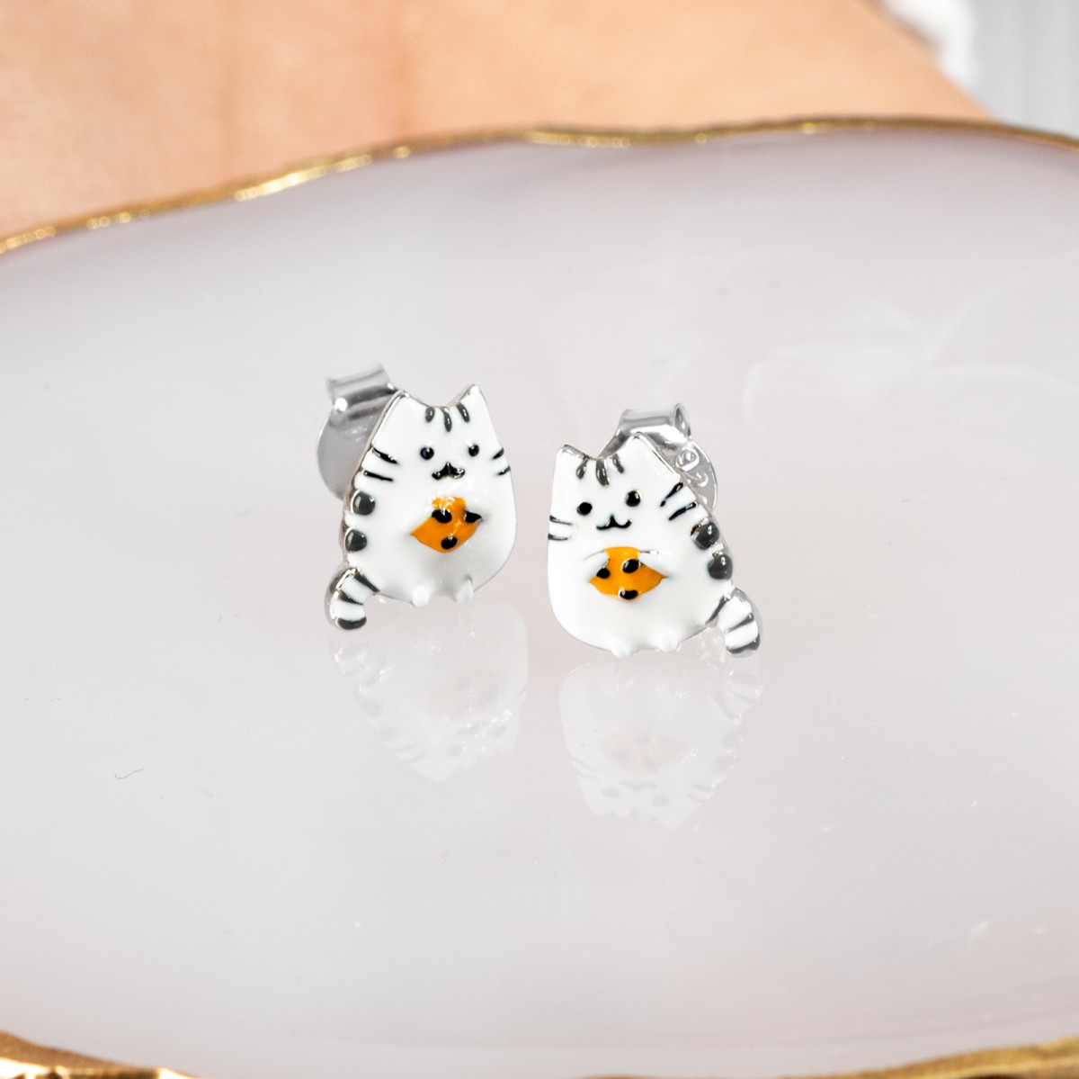 srebrne-kolczyki-pusheen-kotek-bialo-czarny-ciastko-cookie