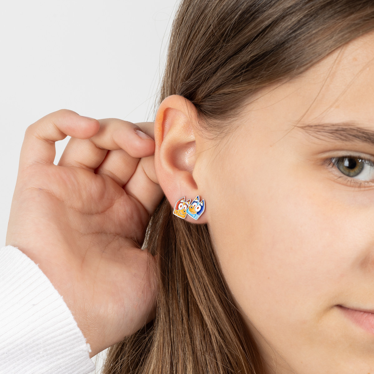 srebrne-kolczyki-bluey-piesek-niebieski-na-uchu