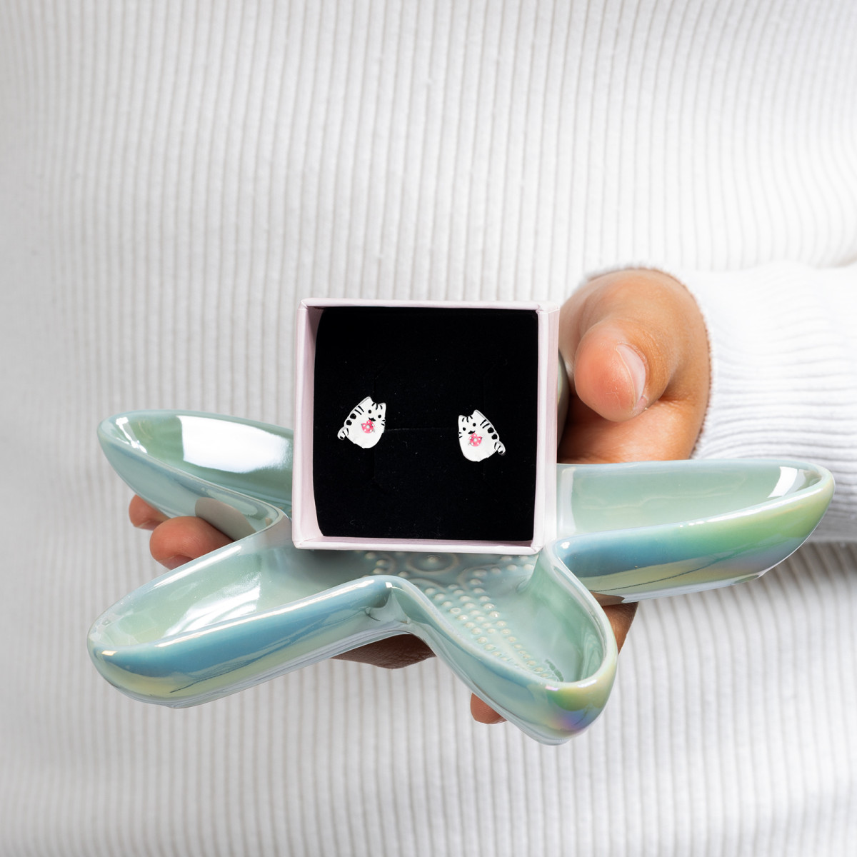 kolczyki-angielskie-pusheen-pudełko