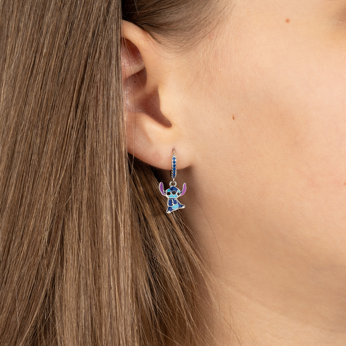 srebrne-kolczyki-stich-siedzacy-na-uchu-cyrkonie-kajdankowe