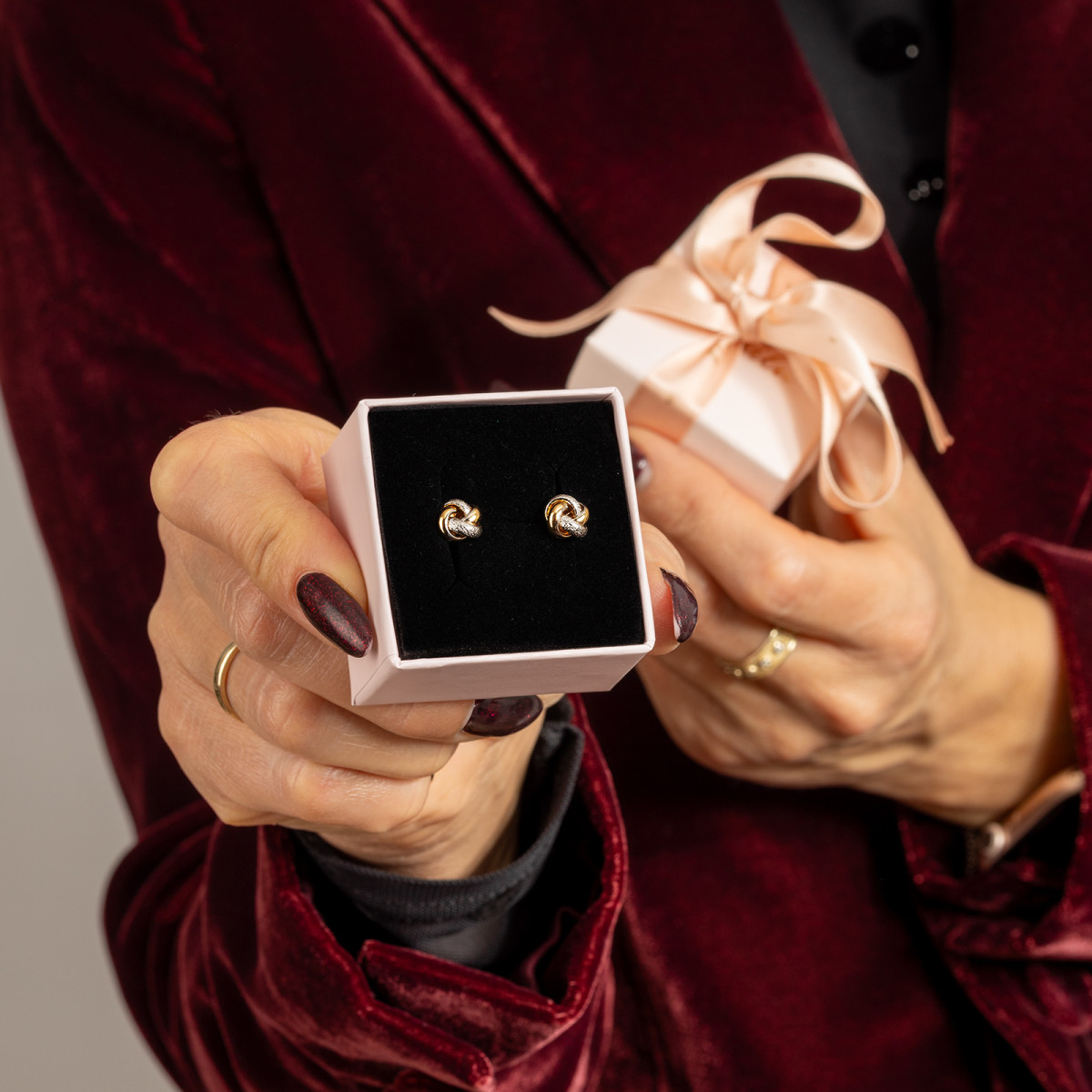 złote-dwukolorowe-kolczyki-585-supełki-sztyft-pudełko